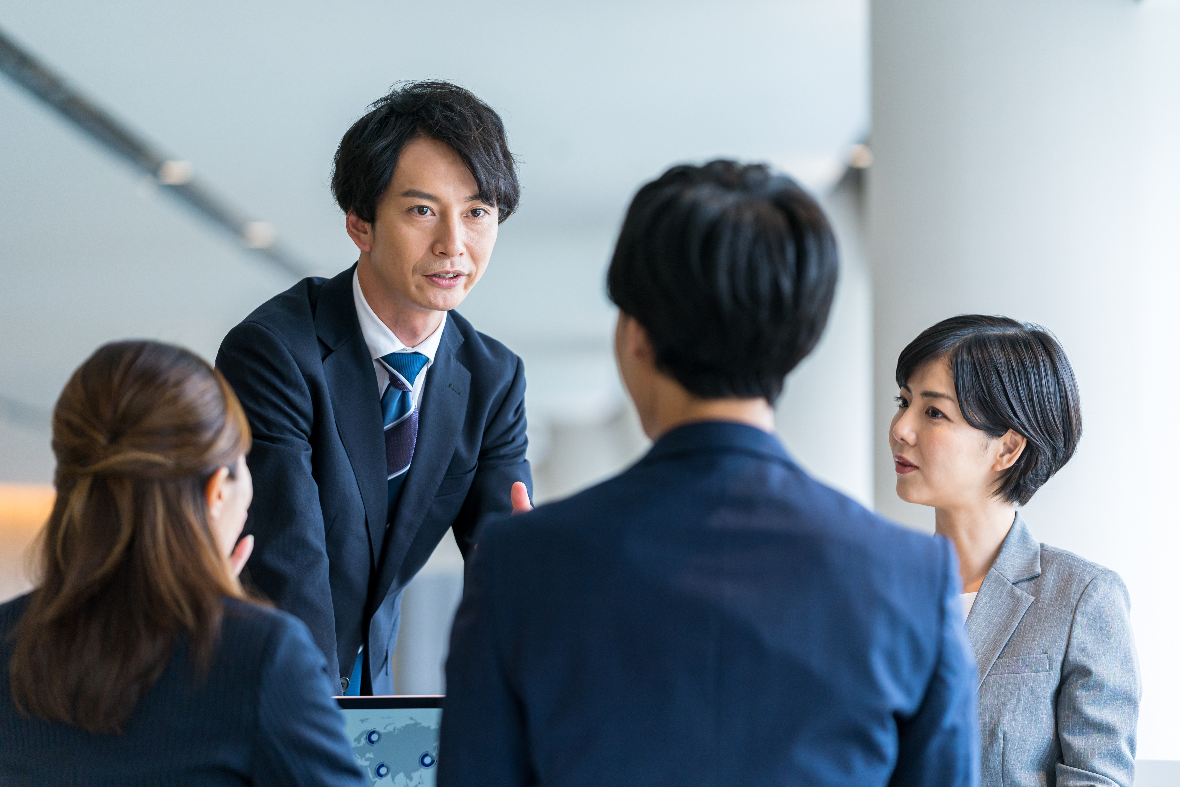 現場で会話するメンバー